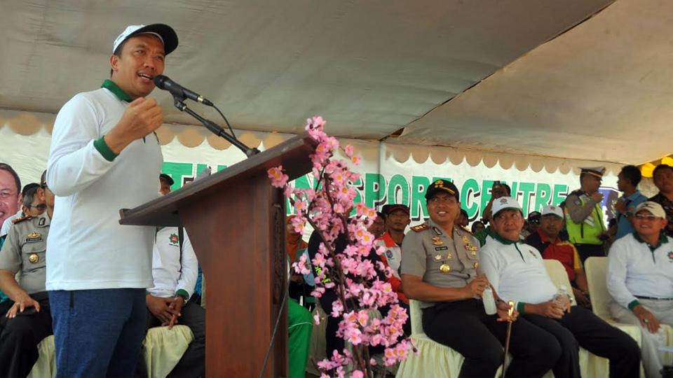 Menpora Imam Nahrawi meninjau rencana Pembangunan Sport Center di Tuban, Jawa Timur (09/10). - INDOSPORT